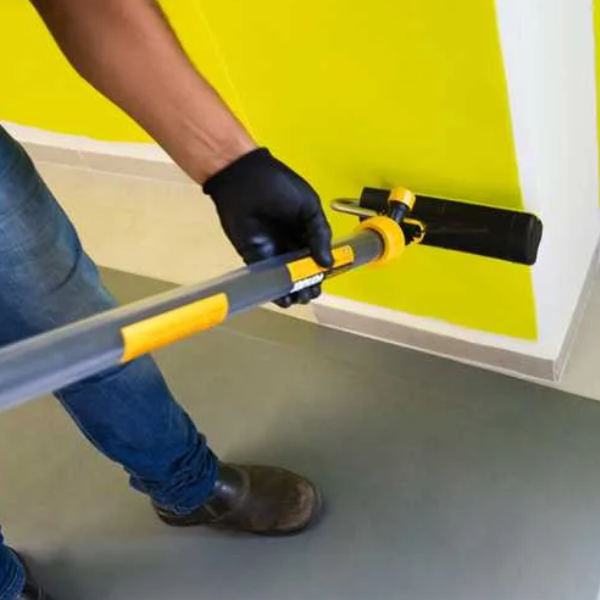 O Rolo de Pintura com Reservatório de Tinta VONDER agiliza a pintura ao dispensar o uso constante de bandejas. Ele libera a tinta de forma controlada, reduz respingos e garante cobertura uniforme durante a aplicação. O produto facilita o trabalho, melhora a produtividade e é ideal para pinturas em paredes, tetos e grandes superfícies.
